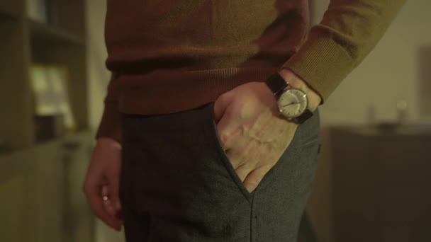 Чоловік рука в штани кишені — стокове відео