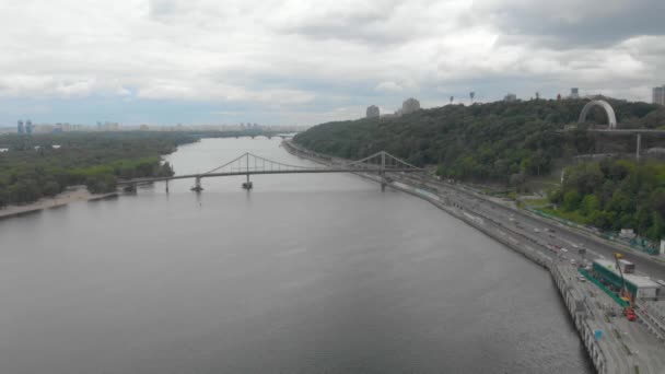 Stadsgezicht van de River Bridge in de lucht — Stockvideo