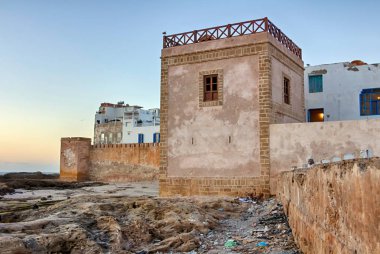 Gün batımında Essaouira, Fas, sur duvarı.