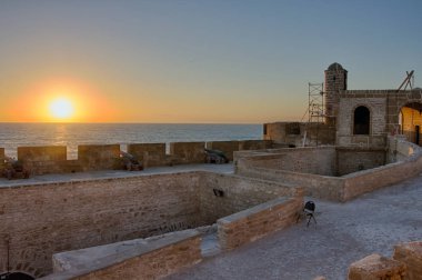 Gün batımında Essaouira, Fas, sur duvarı.