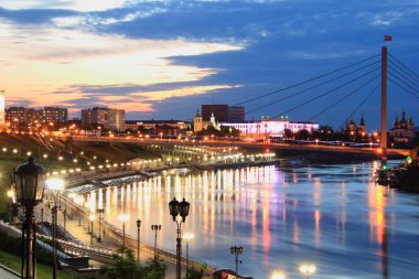 Tyumen şehir akşam promenade. Gece quay(embankment) Tyumen şehrin birçok lambalar, Tur Nehri'nin su yüzeyine yansıyan ışık yaktı.