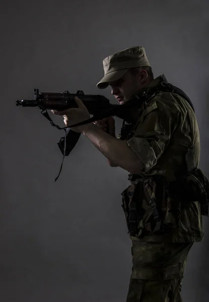Portret wojskowego. Wojskowych człowiek stoi z pistoletem na oczach — Zdjęcie stockowe