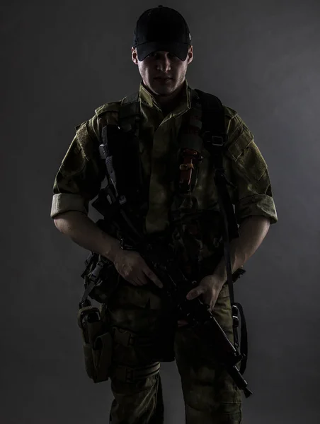 Un retrato militar. El militar está de pie con un arma . — Foto de Stock