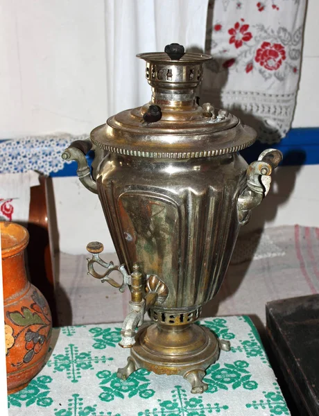 Samovar is on the table — Stock Photo, Image