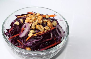 Kırmızı lahana salatası