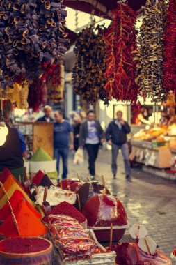 Kırmızılı Kadın