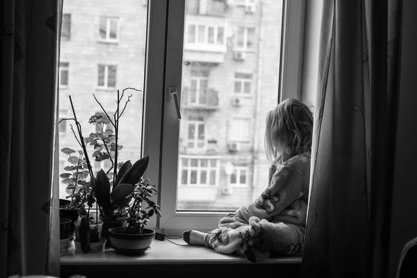 Jong meisje op het venster. — Stockfoto
