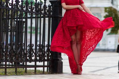 Kırmızılı Kadın