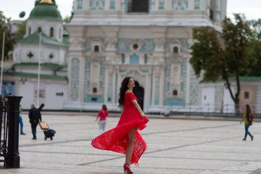 Kırmızılı Kadın