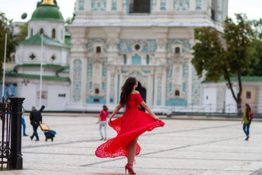 Kırmızılı Kadın