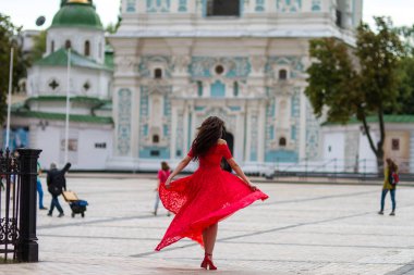 Kırmızılı Kadın