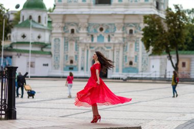 Kırmızılı Kadın