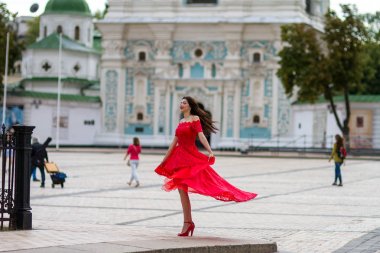 Kırmızılı Kadın