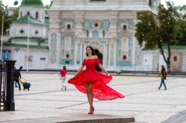 Kırmızılı Kadın