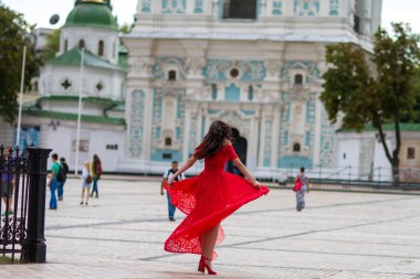 Kırmızılı Kadın