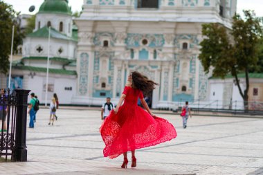 Kırmızılı Kadın