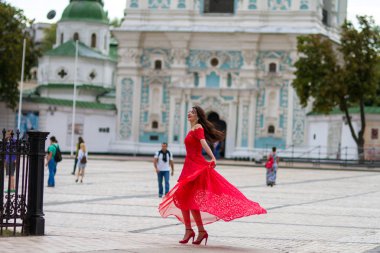 Kırmızılı Kadın