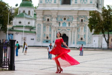 Kırmızılı Kadın