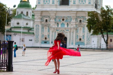 Kırmızılı Kadın