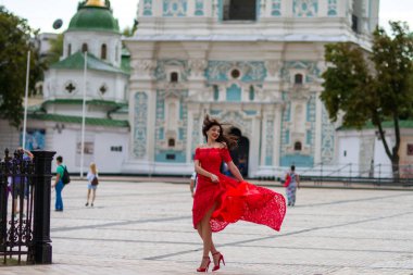 Kırmızılı Kadın