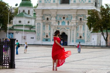 Kırmızılı Kadın