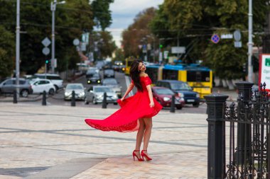 Kırmızılı Kadın