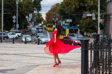 Kırmızılı Kadın