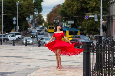 Kırmızılı Kadın