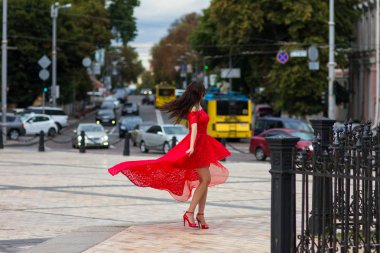 Kırmızılı Kadın