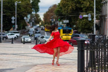 Kırmızılı Kadın