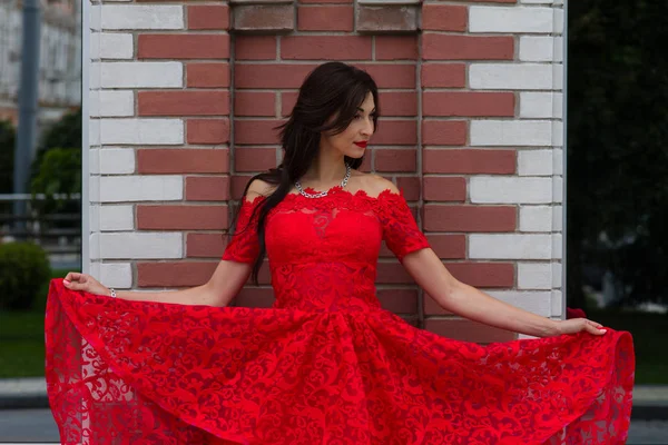 Kırmızılı Kadın