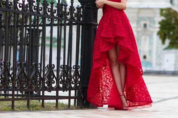 Kırmızılı Kadın