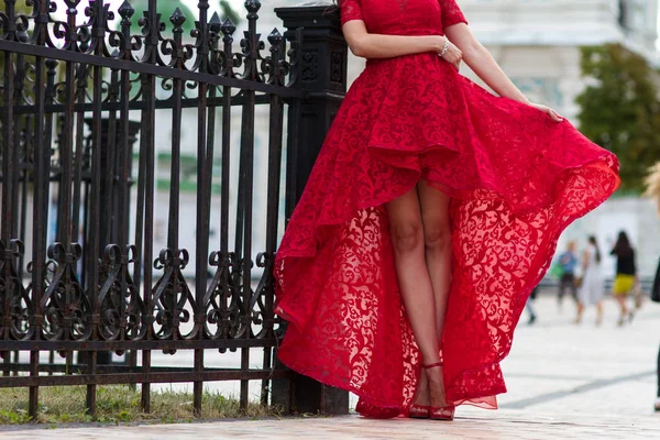 Kırmızılı Kadın