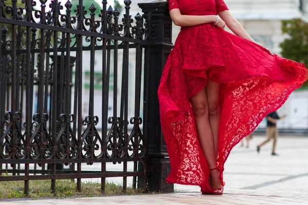 Kırmızılı Kadın