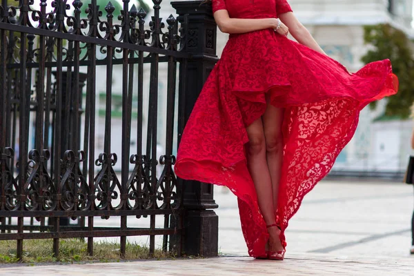 Kırmızılı Kadın