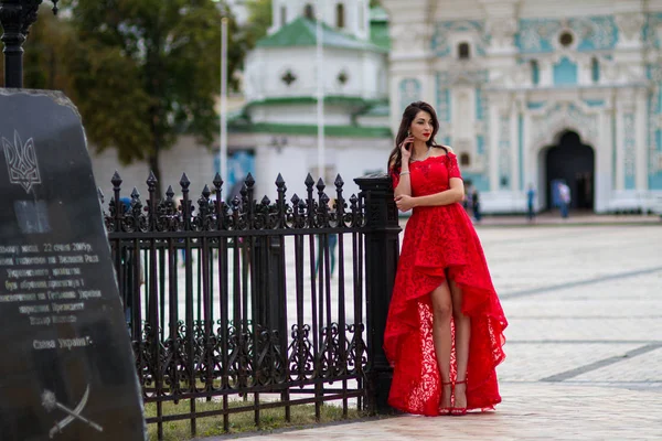 Kırmızılı Kadın