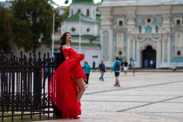 Kırmızılı Kadın