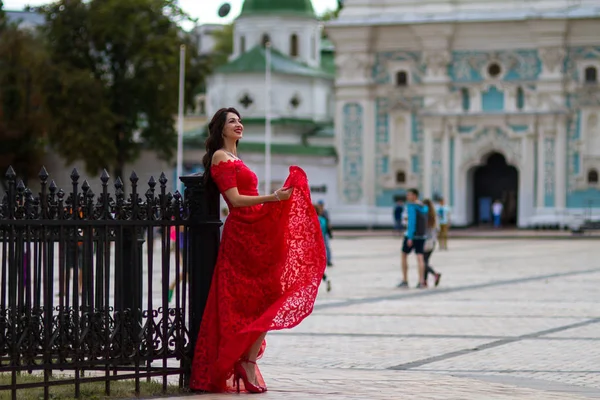 Kırmızılı Kadın