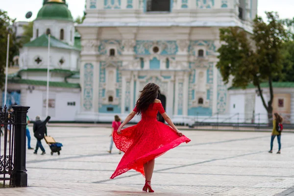 Kırmızılı Kadın