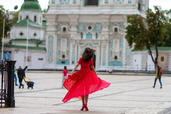 Kırmızılı Kadın