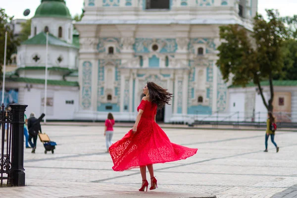 Kırmızılı Kadın