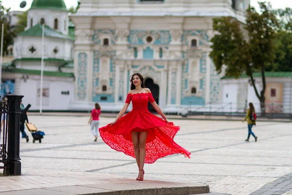 Kırmızılı Kadın