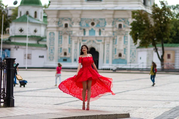 Kırmızılı Kadın