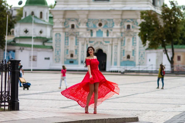 Kırmızılı Kadın