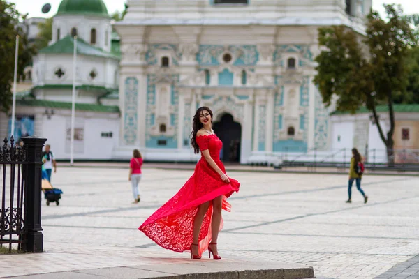 Kırmızılı Kadın