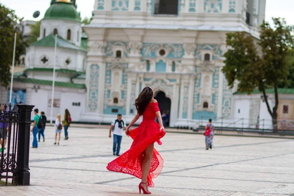 Kırmızılı Kadın