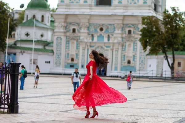 Kırmızılı Kadın