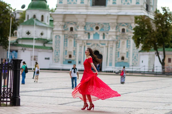 Kırmızılı Kadın