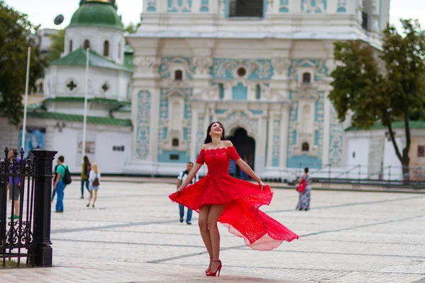 Kırmızılı Kadın