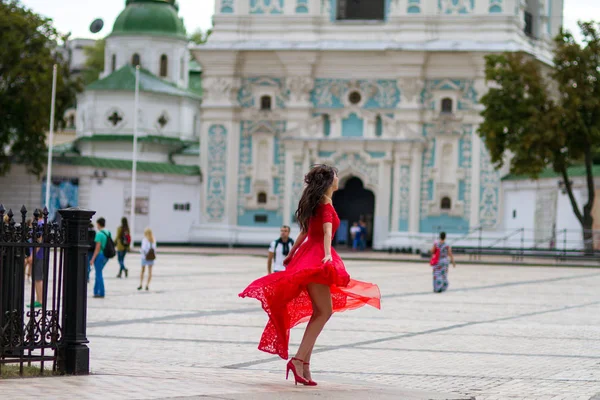 Kırmızılı Kadın